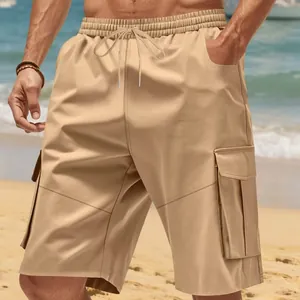 Detailansicht der Khaki-Cargo-Shorts für Herren mit elastischem Kordelzug und Seitentaschen