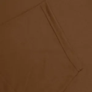 Vista macro del tessuto twill marrone di alta qualità e cuciture sulla manica di una polo