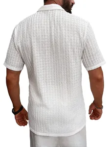 Vista posterior de camisa blanca de manga corta para hombre con una textura de gofre transpirable.