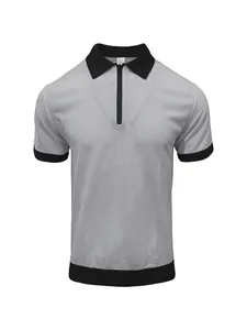 Détail de la texture du polo en tricot gaufré gris et noir avec quart de zip