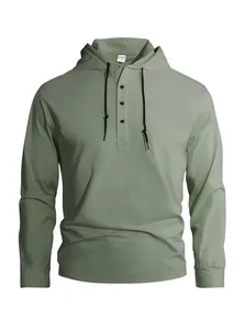 Vista dettagliata di una maglia da uomo con cappuccio verde salvia a maniche lunghe