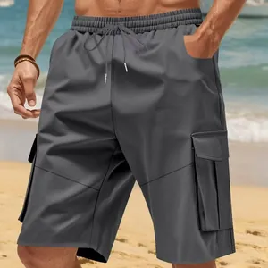 Detailansicht der grauen Herren-Cargo-Shorts mit Kordelzug und Seitentaschen.