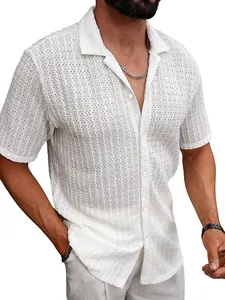 Vista detallada de camisa de punto texturizada blanca de manga corta para hombre en verano.