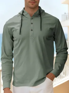 Vista dettagliata della felpa da uomo Henley con cappuccio verde oliva a maniche lunghe e bottoni