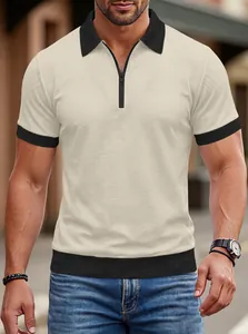 Détail d'un polo pour homme avec demi-fermeture éclair et maille gaufrée beige.