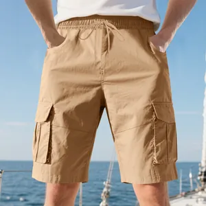 Detailansicht der khakifarbenen Cargo-Shorts für Herren mit Kordelzug und Seitentaschen.