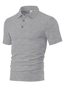 Détail d'un polo gris pour homme en tissu jacquard texturé à manches courtes.