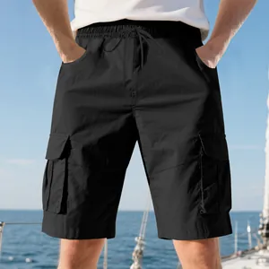Detailansicht der schwarzen Herren-Cargoshorts mit Kordelzug und Seitentaschen.