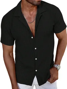 Detalle de camisa de verano negra para hombre en tejido transpirable con textura