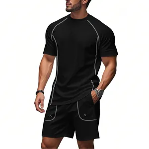 Completo sportivo da uomo nero con t-shirt e pantaloncini e cuciture a contrasto