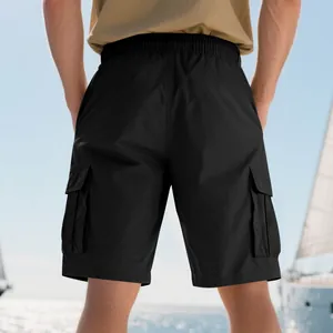Detailansicht der Rückseite dieser schwarzen Herren-Cargoshorts mit Seitentaschen.