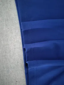 Gros plan sur la double couture d'un débardeur de sport bleu respirant pour hommes