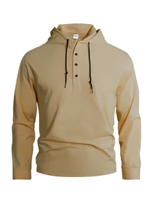 Dettaglio frontale di felpa con cappuccio Henley da uomo color albicocca
