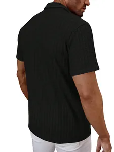 Vista trasera de una camisa negra texturizada de manga corta para hombre en tejido transpirable.