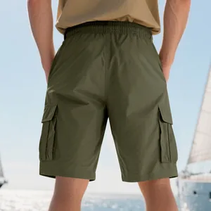 Detailansicht der Rückseite von Herren Cargo-Shorts in Olivgrün mit Gummizug und Taschen.