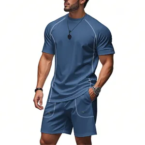 Vista dettagliata del completo sportivo blu da uomo con cuciture bianche a contrasto