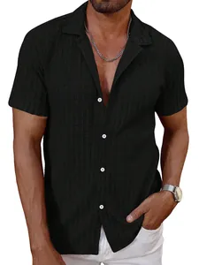 Primer plano de camisa negra texturizada de manga corta transpirable hombre