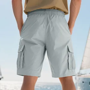 Rückansicht der leichten Herren-Cargo-Shorts mit elastischem Bund und Seitentaschen