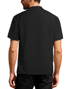 Vue arrière d'un polo noir pour homme avec une texture jacquard de haute qualité.