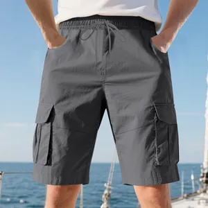 Detailansicht graue Herren-Cargo-Shorts mit Kordelzug und Mehrfachtaschen.