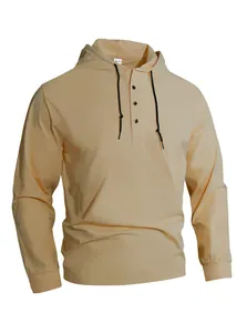 Vista dettagliata dei bottoni del colletto Henley e del cappuccio su una maglia beige da uomo.