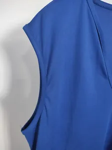 Détail d'un débardeur de sport bleu à col en V montrant des coutures de haute qualité.