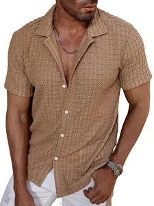 Vista detallada de una camisa de manga corta para hombre en tejido texturizado