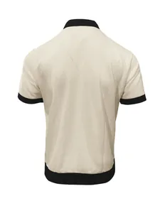 Vue arrière d'un polo homme à manches courtes avec bordures noires et texture gaufrée