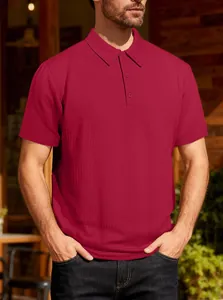 Vue détaillée du polo pour homme en maille jacquard bordeaux dans un cadre extérieur
