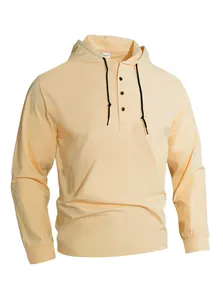 Dettaglio di felpa Henley da uomo color crema con coulisse nera e bottoni.