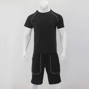 Vista frontale completa del set sportivo nero da uomo con cuciture a contrasto