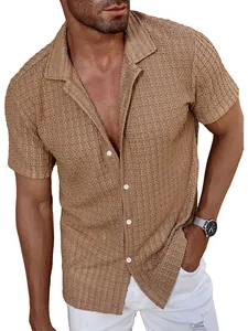 Primer plano de camisa de hombre de manga corta transpirable con tejido de malla y cuello