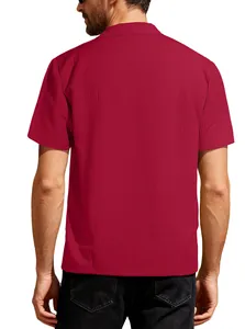 Vue arrière d'un polo à manches courtes en jacquard bordeaux pour homme, tissu texturé.
