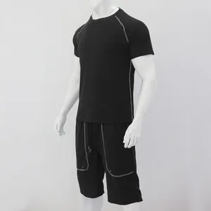 Completo sportivo da uomo nero con t-shirt e pantaloncini con cuciture bianche a contrasto