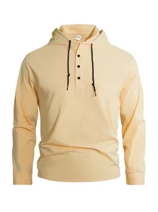 Camicia Henley da uomo gialla con cappuccio, maniche lunghe e cordini neri