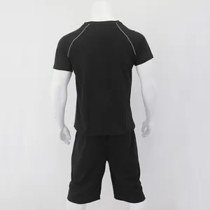 Vista posteriore di un set sportivo da uomo nero con t-shirt e pantaloncini su manichino