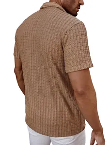 Primer plano de camisa marrón de manga corta con detalle de tejido texturizado.