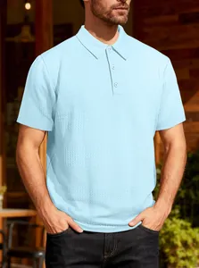 Vue détaillée d'un polo bleu clair à manches courtes pour homme avec texture jacquard premium