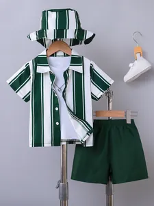 Set premium per bambini con camicia a righe verdi e bianche, pantaloncini e cappello bucket