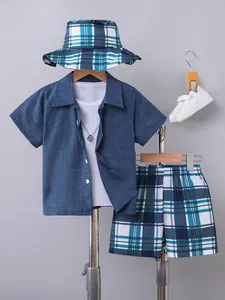 Vista detallada del conjunto de camisa azul y pantalones cortos de cuadros para niño con gorro