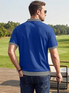 Vue arrière d'un polo bleu pour homme en maille gaufrée avec des détails gris contrastés