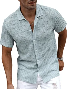 Primer plano de camisa casual de hombre con tejido de punto texturizado y transpirable