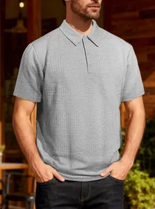 Vue détaillée de la texture du tissu jacquard gris d'un polo décontracté à manches courtes