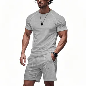 Completo sportivo grigio da uomo con maglietta e pantaloncini abbinati per l'estate