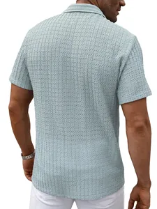 Vista posterior detallada de una camisa de hombre con textura azul claro y manga corta