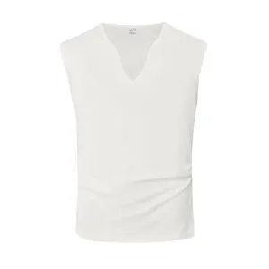 Détail de la vue de face d'un débardeur de sport blanc pour hommes avec col en V.