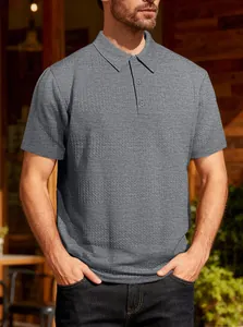 Vue détaillée de ce polo gris à manches courtes avec une texture jacquard de qualité