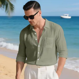 Détail de chemise décontractée pour homme en coton et lin vert olive à la plage.
