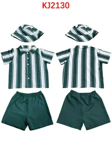 Vista fronte e retro del set 3 pezzi bambino con camicia a righe, pantaloncini e cappello