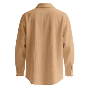 Vista posteriore dettagliata di camicia casual da uomo in cotone e lino color cammello